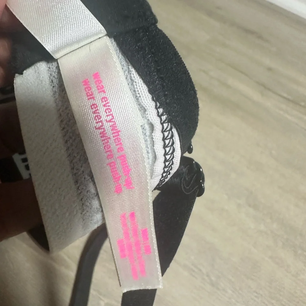 VS Victoria’s Secret 36DD Spell out Black and White Bra Push Up
